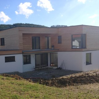 Haus mit Holzverkleidung