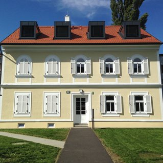 Haus mit altmodischen Fensterläden