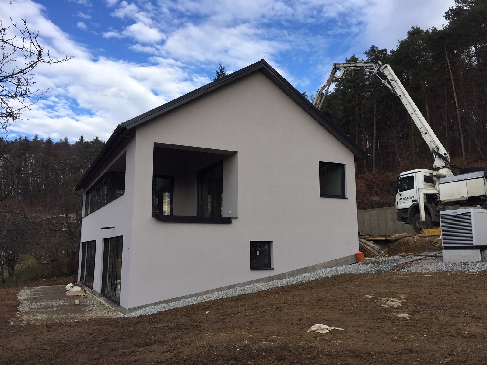 Haus mit Terrasse im zweiten Stock