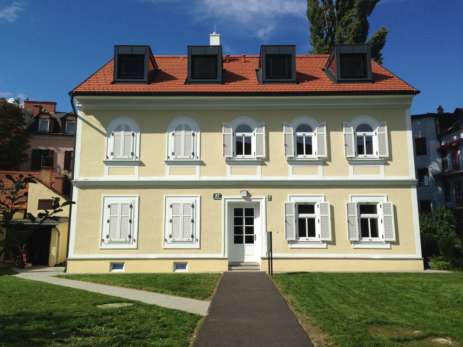 großes Haus mit altmodischen Fensterläden